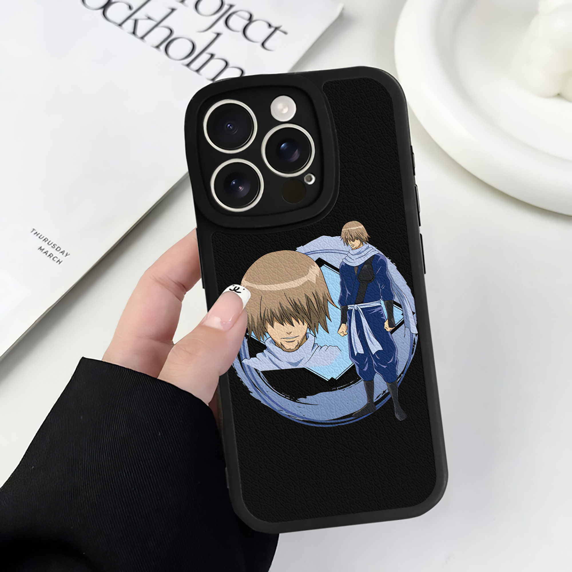 （画像用） ぎんたま 坂田銀時（さかたぎんとき） 神楽 志村新八（しむら しんぱち） GINTAMA Sakata Gintoki Kagura Shimura Shinpachi 【iPhone 16シリーズ対応】シリコンスマホケース（レザー調） 材質：シリコン